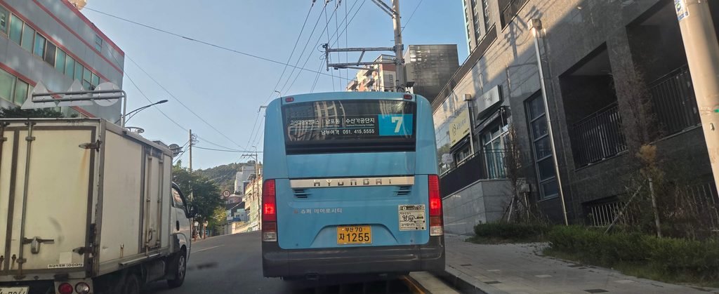 부산 영도 흰여울문화마을에서 중리 해변까지 한 번에 이동하는 7번 시내버스 운행 외관