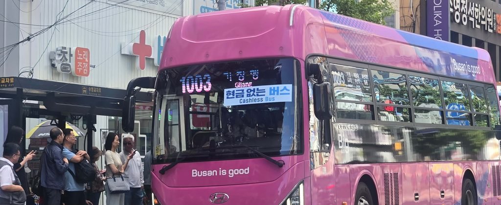 부산역과 남포동에서 해운대, 송정, 기장시장까지 초고속으로 연결하는 1003번 급행 좌석 캐시리스 버스