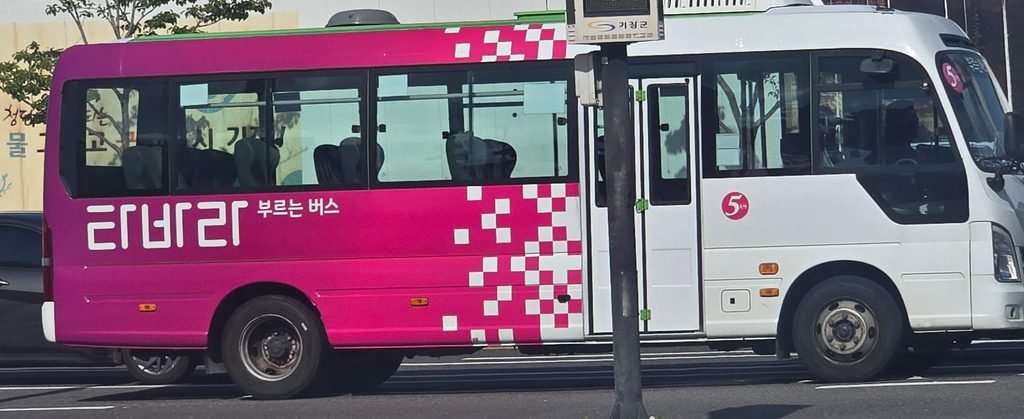 부산 기장 오시리아 권역을 운행하는 15인승 수요응답형 타바라 콜버스 외관 전경
