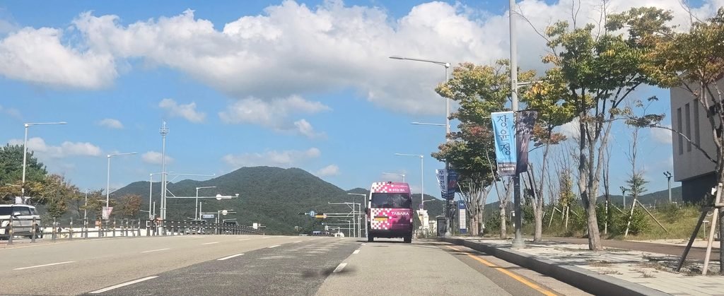 동해선 오시리아역 앞에 위치한 수요응답형 부르는 타바라버스