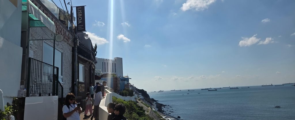 남항대교와 송도가 한눈에 보이는 동양의 산토리니 영도 흰여울마을 오션뷰 풍경