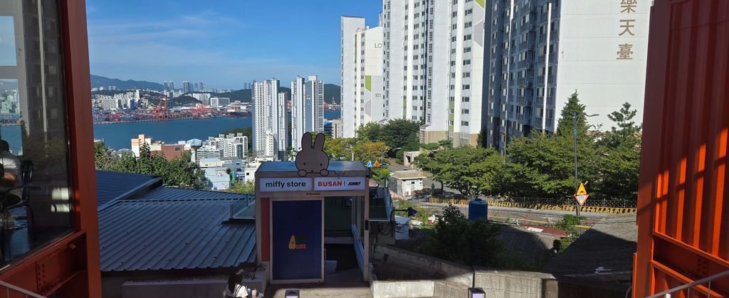 네덜란드 정통 라이선스 미피 인형과 자갈치 마린 캐릭터 등 독점 부산 한정판 굿즈를 판매하는 영도 미피카페 내부 캐릭터숍 매장