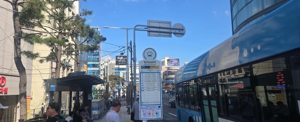 남포역 6번 출구 앞 흰여울마을 방면 버스 환승 정류장인 영도대교 플랫폼 전경
