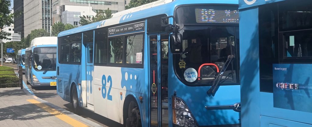 영도 서편 절영로 해안도로를 따라 달리는 부산 시내버스 내부에서 바라본 바다 조망