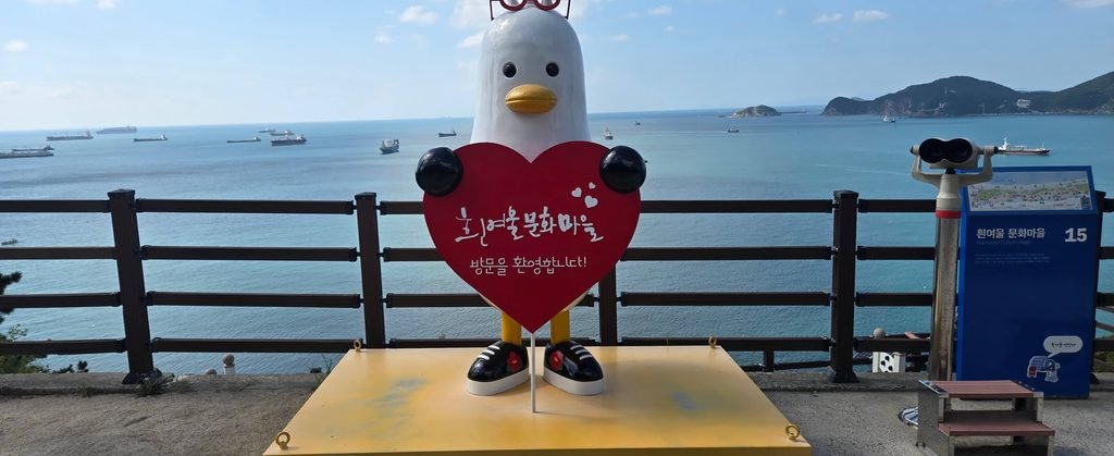 영도 서편 절영로 해안도로를 따라 달리는 부산 시내버스 내부에서 바라본 바다 조망